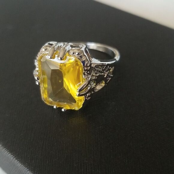 Size 9 clear yellow stone with silvertone band - Picture 2 of 7